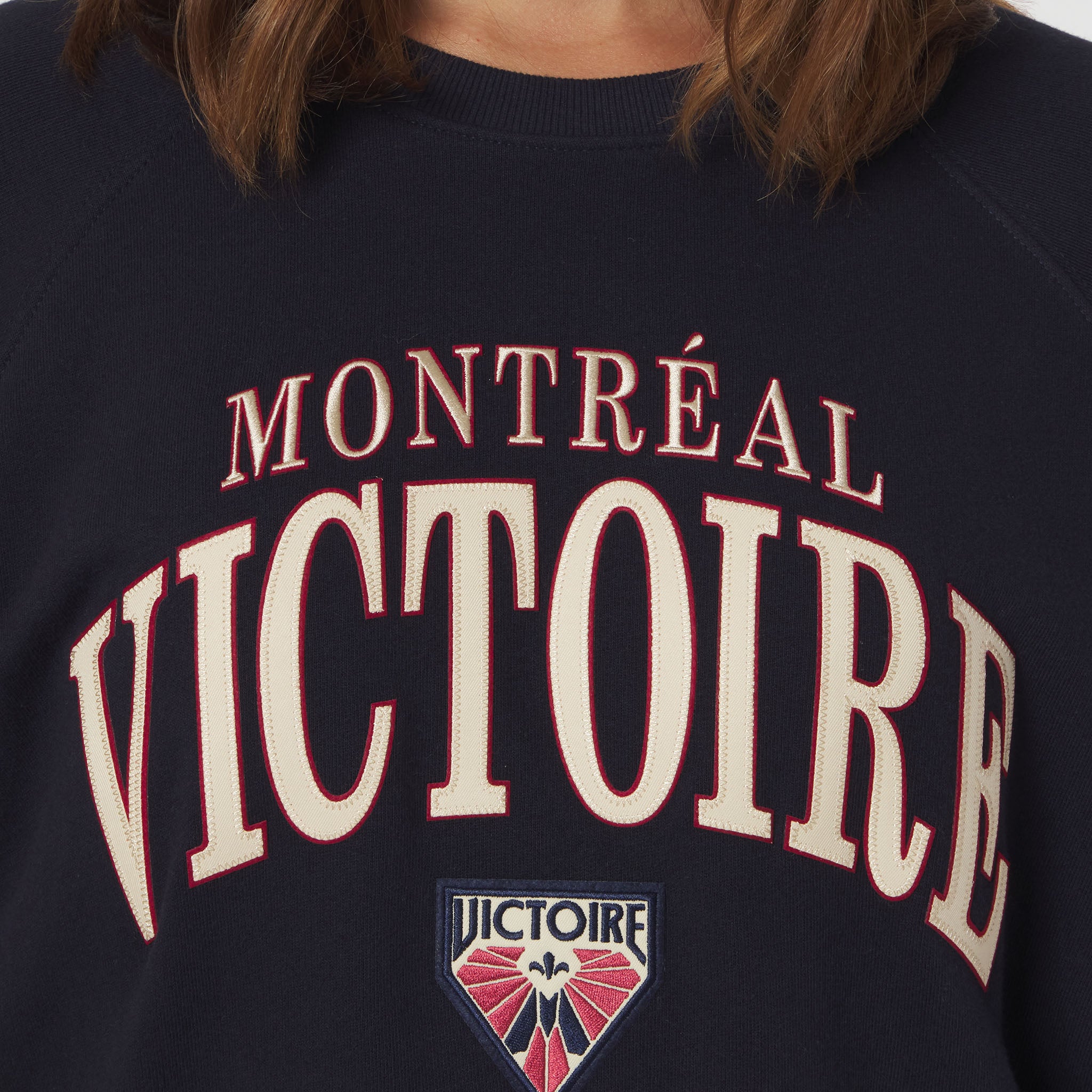 Women's Montreal Victoire Sportiqe Suede Logo Ashlyn Crew - Crewneck in Navy